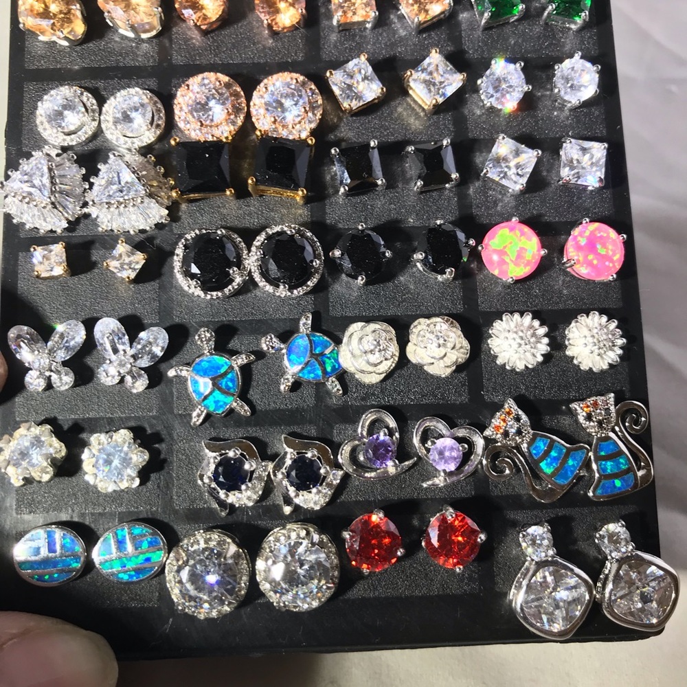 Stud earrings - Picture 3 of 6